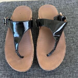 Fitflop Black Cork Wedge Sandal with Micro WobbleBoard Women’s 6